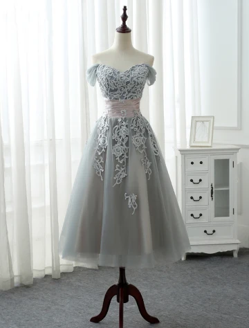 Eleganckie Sukienki Na Bal Studniówkę 2017 Off Koronki Ramię Aplikacja Marszczona Satynowa Skrzydła Szare Tiulu Tea Długość Sukni