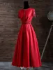 Elegantes Abendkleider 2017 Das Schaufelausschnitt Spitze Schärpe Und Hülsen Rotes Satin Tee-länge Kleid Bördelt