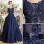 Robes De Bal Magnifique 2017 Cuillère Dentelle Col Applique Perlage Strass Bleu Marine Robe Bleue Avec Un Arc-noeud