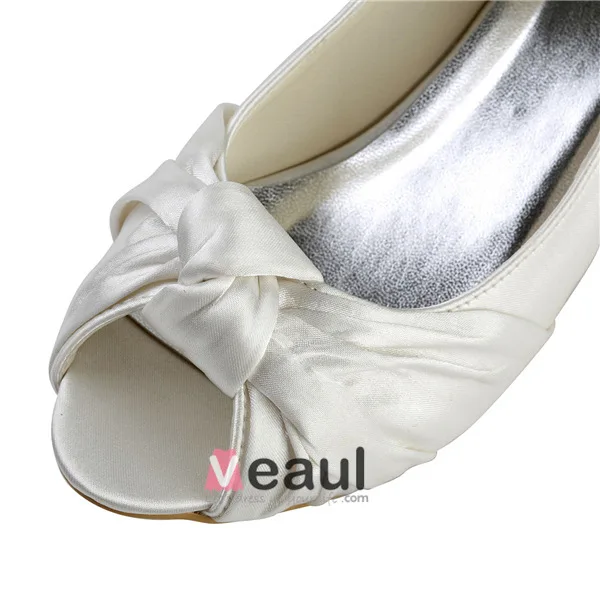 Eenvoudige Peep Toe Roffel Ivoor Satijn Kitten Heels Bruidsschoenen Trouwsschoenen