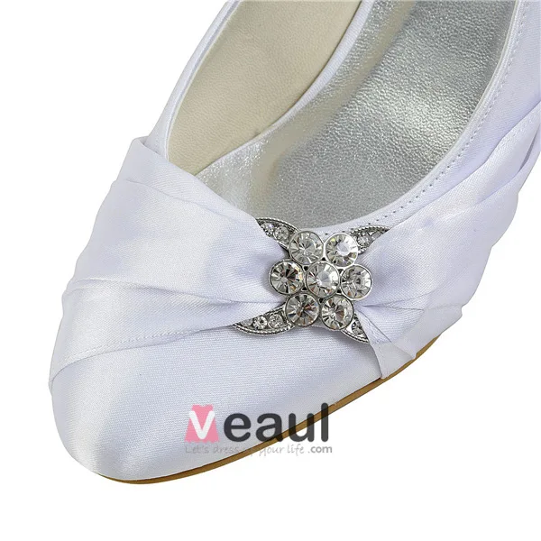 Elegante Spitse Neus Unieke Accessoires Ruche Witte Satijnen Kitten Heels Bruidsschoenen Trouwsschoenen