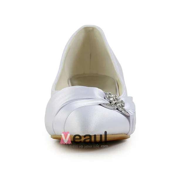 Elegante Spitse Neus Unieke Accessoires Ruche Witte Satijnen Kitten Heels Bruidsschoenen Trouwsschoenen