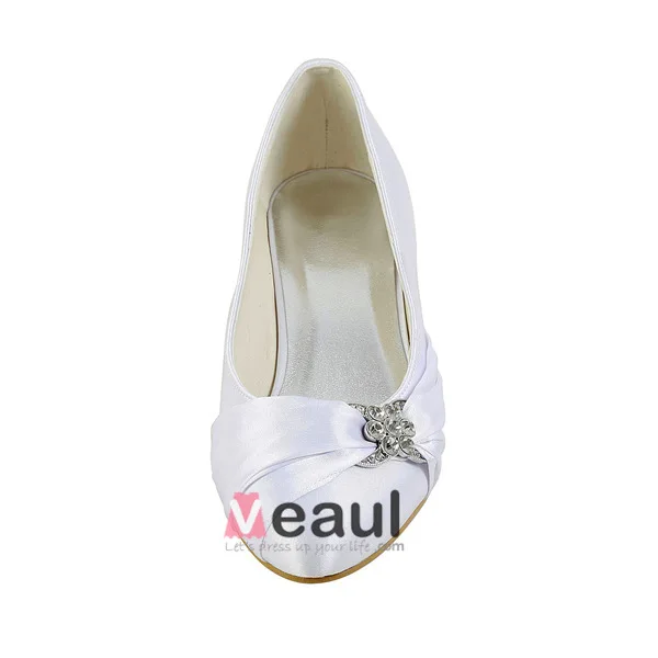 Elegante Spitse Neus Unieke Accessoires Ruche Witte Satijnen Kitten Heels Bruidsschoenen Trouwsschoenen