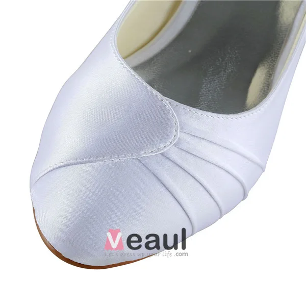 Enkla Spetsig Tå Rufsa Vit Satin Kattunge Klackar Pumps Brudskor
