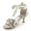 Vacker Peep Toe Mitten Klackar Beige Satin Remsandaler Brudskor Bröllopsskor Med Blommor