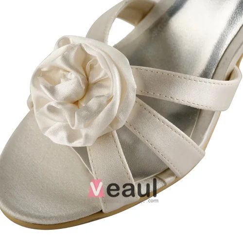 Vacker Peep Toe Mitten Klackar Beige Satin Remsandaler Brudskor Bröllopsskor Med Blommor