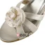 Vacker Peep Toe Mitten Klackar Beige Satin Remsandaler Brudskor Bröllopsskor Med Blommor