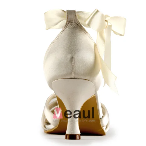 Vacker Peep Toe Mitten Klackar Beige Satin Remsandaler Brudskor Bröllopsskor Med Blommor