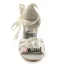 Vacker Peep Toe Mitten Klackar Beige Satin Remsandaler Brudskor Bröllopsskor Med Blommor