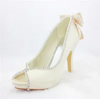 Elegante Ivory Brudesko Satin Peep Toe Pumps Med Rhinestone