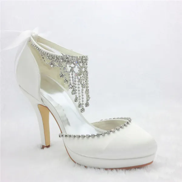 Glamoureux Chaussures De Mariée Blanches Talons Aiguilles En Satin Avec Des Bijoux Pendentif En Strass