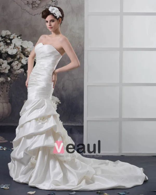 Satin Rüschen Trägerlosen Blumendekor Kapelle Mermaid Brautkleid Hochzeitskleider