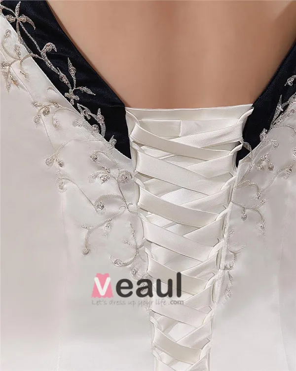 A-ligne Col En V Balayage Satin De Broderie Sans Manche Plus La Robe De Mariée De Taille