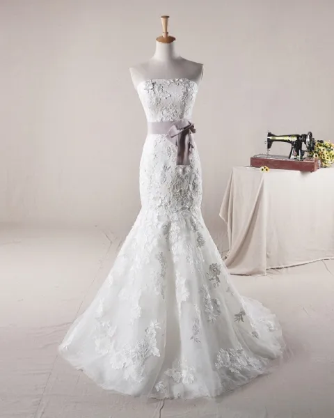 Anmutigen Sicke Applique Gurtentwurf Trägerloses Tulle-hochzeitskleid