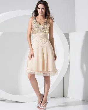 Stilig Chiffon Silke Silke Som Satin Blonder V Krage Glidelas Bak Paljetter Knelange Ermelos Plissert Cocktail Kjoler Festkjoler