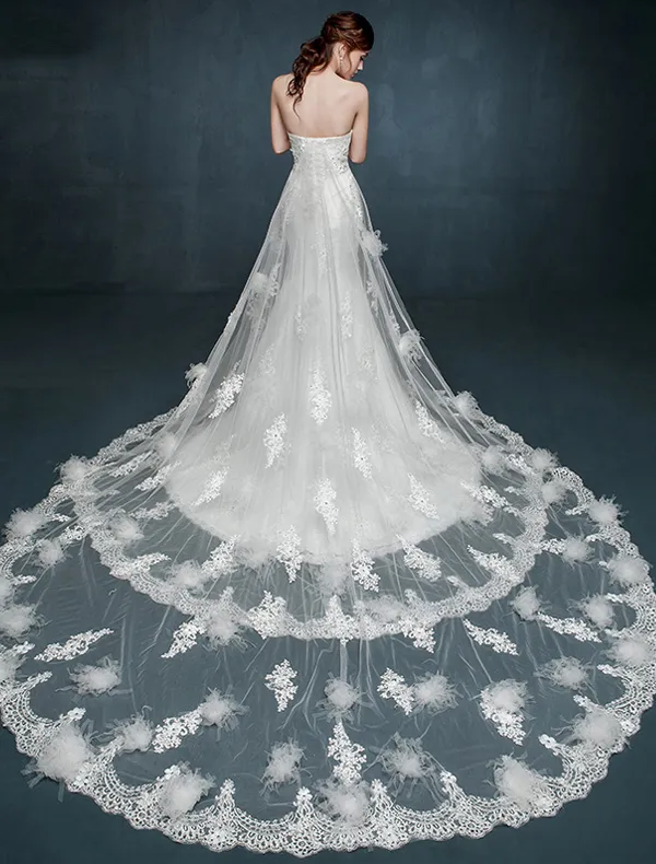 Romantische Spitze Brautkleider Weißes Trägerloses Hochzeitskleid Mit Doppelschlepp