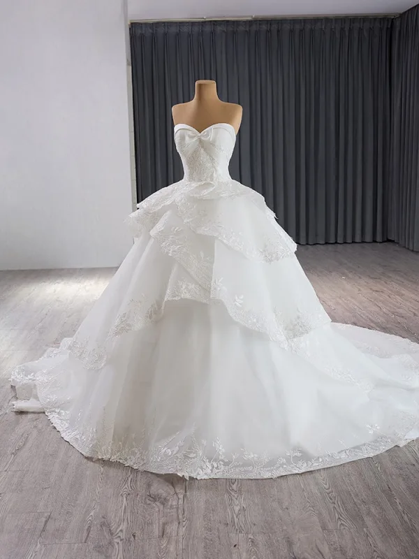 High-end Hvit Gripende Ruffles Blonder Blomst Brudekjoler 2024 Ballkjole Kjæreste Sløyfe Uten Ermer Ryggløse Royal Train Bryllup