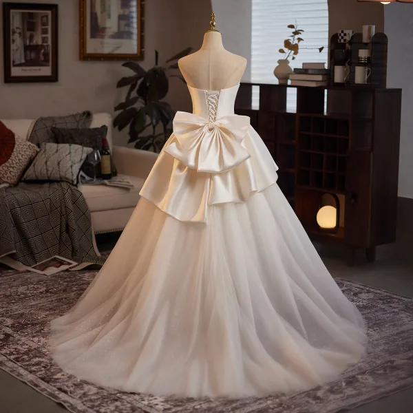 Vintage / Originale Blanche Volants en Cascade Satin Robe De Mariée 2025 Robe Boule Bustier Sans Manches Dos Nu Noeud Train De Balayage