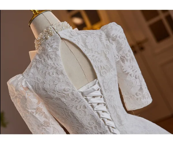 Élégant Blanche De Fiançailles En Dentelle Fleur Robe De Mariée 2024 Robe Boule Col Haut Perle Noeud 1/2 Manches Dos Nu Thé Longueur Mariage