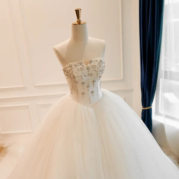 High End Schlicht Weiß Perlenstickerei Strass Pailletten Satin Brautkleider / Hochzeitskleider 2026 Ballkleid Bandeau Ärmellos Rückenfreies Lange
