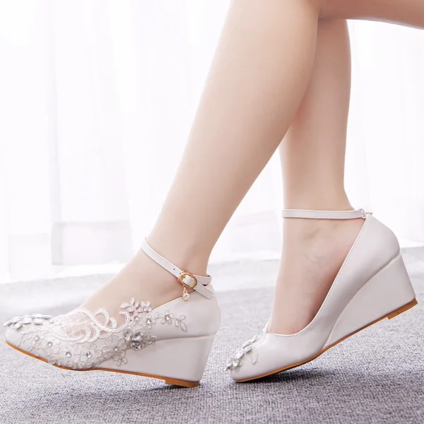 Élégant Blanche Faux Diamant En Dentelle Fleur Chaussure De Mariée 2023 5 cm Compensées À Bout Pointu Mariage Talons