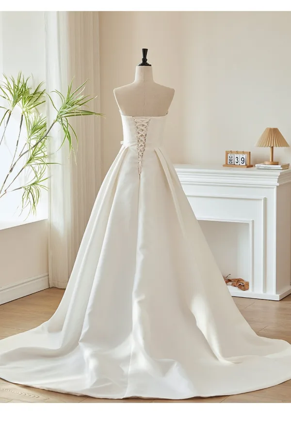 Elegant Elfenben Satin Sløyfe Brudekjoler 2026 Prinsesse Strapless Uten Ermer Ryggløse Feie Tog