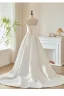 Elegant Elfenben Satin Sløyfe Brudekjoler 2026 Prinsesse Strapless Uten Ermer Ryggløse Feie Tog