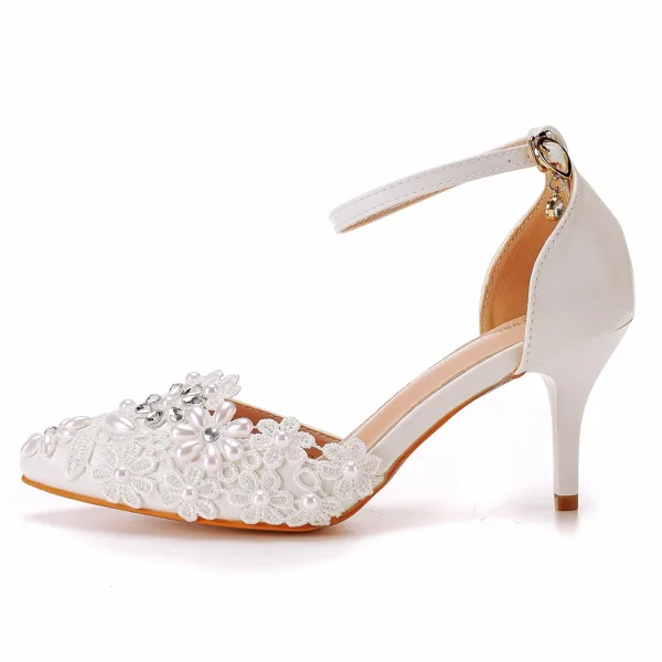 Chic / Belle Blanche En Dentelle Fleur Perle Faux Diamant Chaussure De Mariée 2023 9 cm Talons Aiguilles À Bout Pointu Mariage Talons Hauts