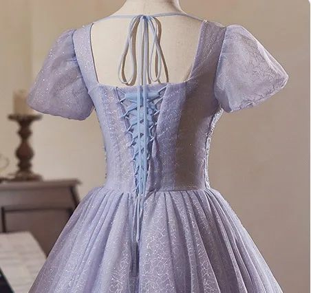 Chic / Belle Lavande Perlage Paillettes Courte de retour Robe De Graduation 2024 Princesse Encolure Carrée Gonflée Manches Courtes Dos Nu Tulle