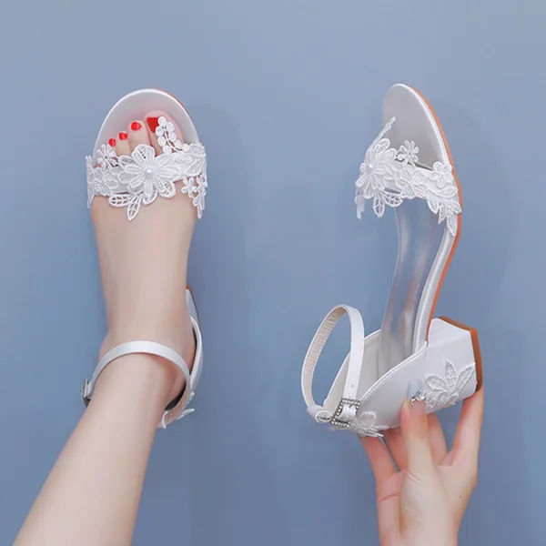 Élégant Blanche En Dentelle Fleur Chaussure De Mariée 2024 Mariage Bride Cheville 5 cm Talons Épais Peep Toes / Bout Ouvert Sandales Talons Hauts