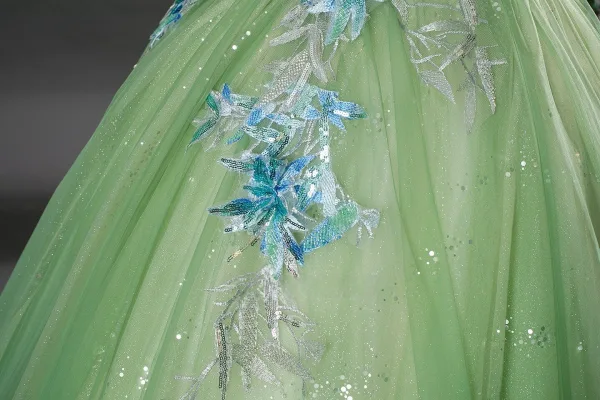 Zauberhaft Salbeigrün Perlenstickerei Spitze Blumen Ballkleider 2026 Ballkleid Bandeau Ärmellos Rückenfreies