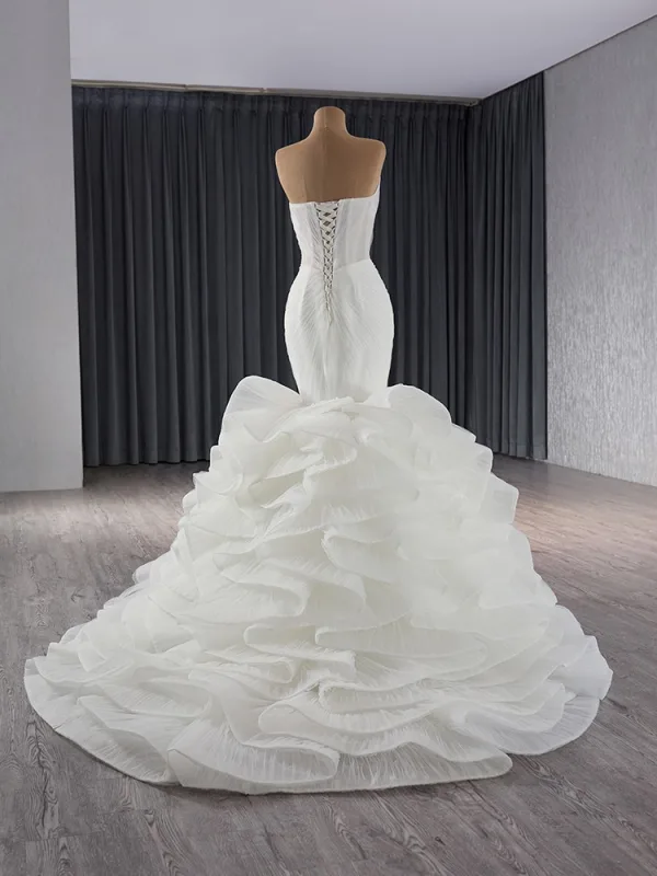 Sexy Haut de Gamme Blanche Perle Faux Diamant Volants en Cascade Robe De Mariée 2024 Trompette / Sirène Bustier Sans Manches Dos Nu Train De Balayage Mariage