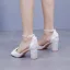 Elegante Weiß Spitze Blumen Brautschuhe 2024 Knöchelriemen 7 cm Thick Heels Peeptoes Hochzeit Sandaletten Hochhackige