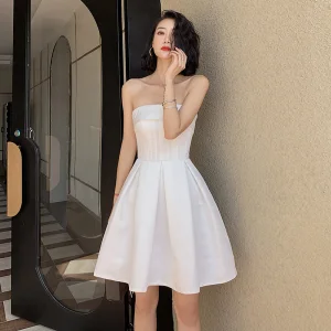 Sexy Elfenben Festkjoler Fest 2022 Prinsesse Strapless Uten Ermer Ryggløse Knelengde Formelle Kjoler