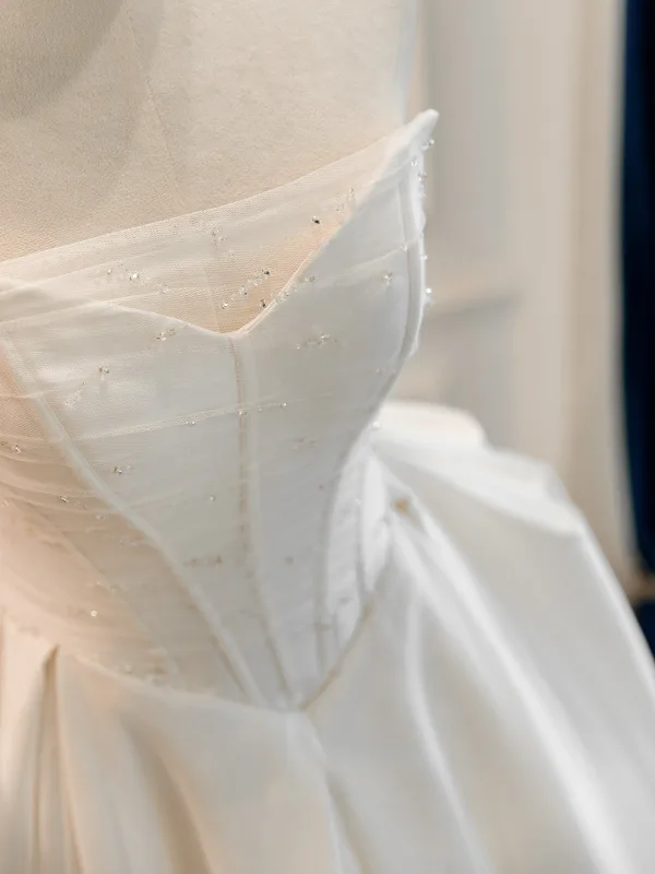 High End Schlicht Ivory / Creme Perlenstickerei Satin Brautkleider / Hochzeitskleider 2026 A Linie Bandeau Ärmellos Rückenfreies Lange