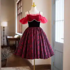 Vintage Burgunder Rhinestone Printing Homecoming Graduation Kjoler 2024 Spaghettistropper Korte Ermer Ryggløse Korte Formelle Kjoler