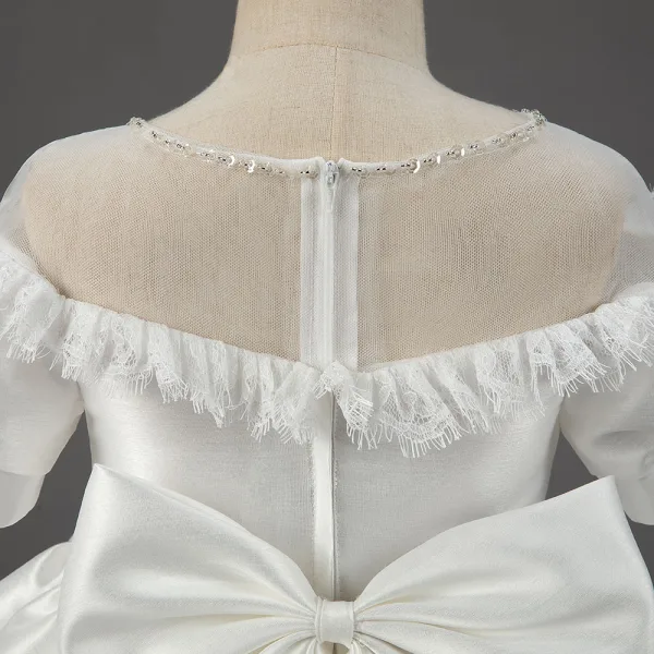 Élégant Ivoire Satin Mariage Robe Ceremonie Fille 2022 Robe Boule Encolure Dégagée Manches Courtes En Dentelle Fleur Ceinture Noeud Longue Robe Ceremonie Fille