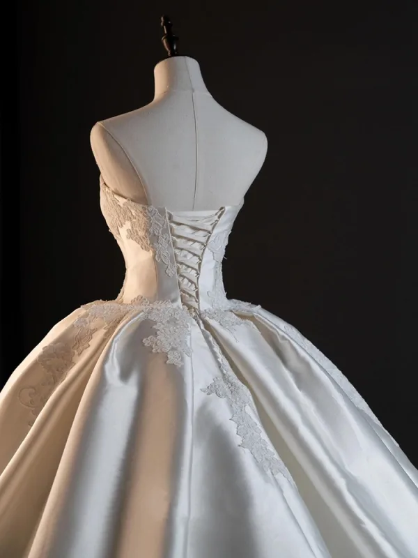 Vintage / Retro White Lace Flower Satin Wedding Dresses 2025 Ball Gown Strapless Sleeveless Backless Court Train Wedding