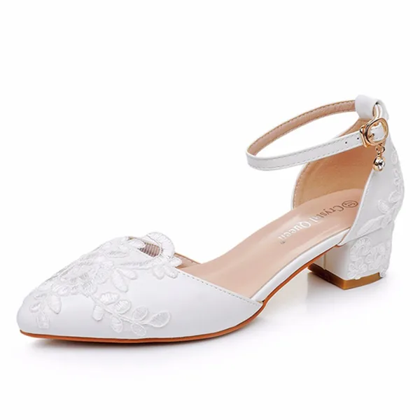 Elegant White Ankle Strap Lace Flower Wedding Shoes 2024 7 cm Thick Heels Pointed Toe Wedding High Heels