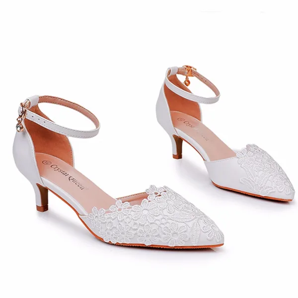 Simple Blanche En Dentelle Fleur Chaussure De Mariée 2024 Bride Cheville 5 cm Talons Aiguilles À Bout Pointu Mariage Talons Hauts