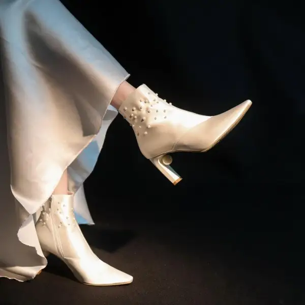 Mode Ivory / Creme Perle Satin Winter Brautschuhe 2024 8 cm Stilettos Spitzschuh Hochzeit Stiefel