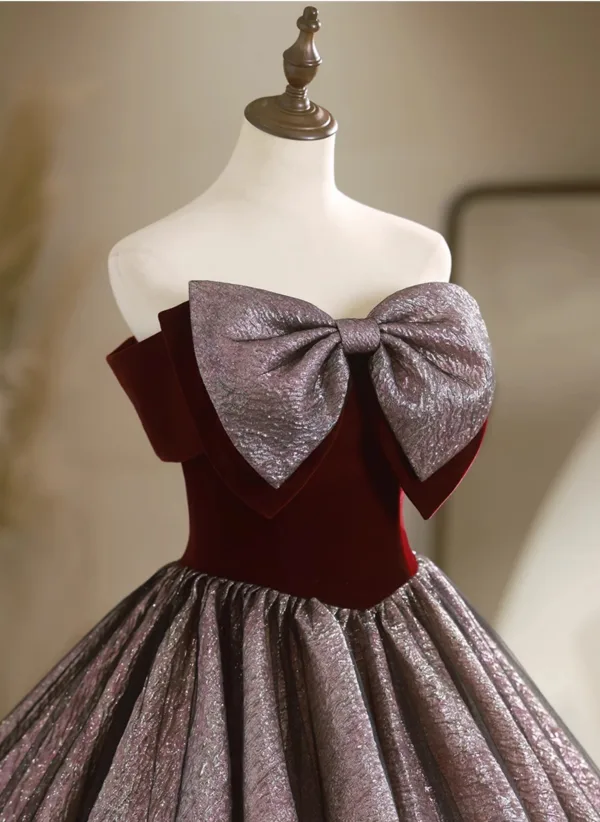 Elegant Burgundy Prom Dresses 2024 Ball Gown Strapless Bow Sleeveless Backless Floor-Length / Long Prom Formal Dresses