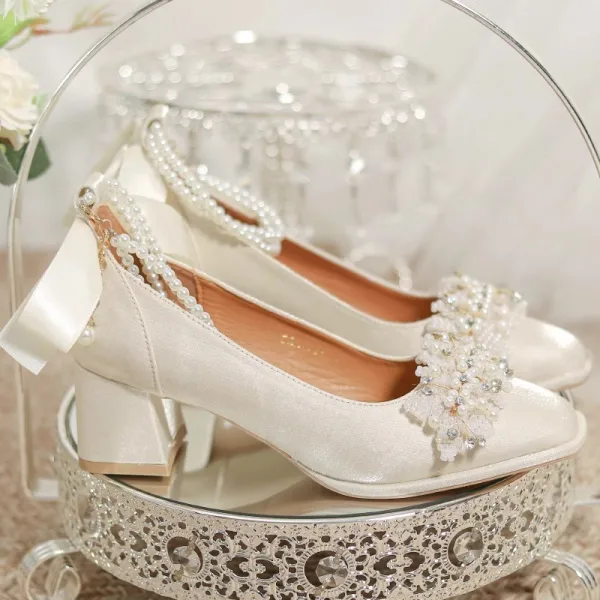 Vintage / Originale Beige Perle Bride Cheville Faux Diamant Satin Chaussure De Mariée 2024 5 cm Talons Épais Pied Carré Mariage Escarpins Talons Hauts
