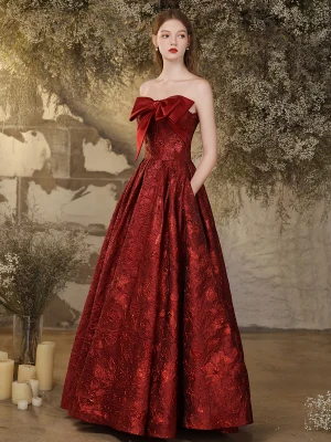 Fine Burgunder Printing Satin Ballkjoler 2024 Ballkjole Strapless Sløyfe Uten Ermer Ryggløse Lange Ball Formelle Kjoler