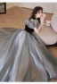Élégant Gris Robe De Bal 2024 Princesse Volants De l'épaule Manches Courtes Dos Nu Train De Balayage Promo Robe De Ceremonie
