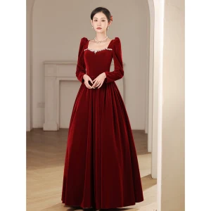Elegant Burgunder Vinter Suede Ballkjoler 2023 Prinsesse Firkantet Hals Rhinestone Langermede Ryggløse Sløyfe Lange Ball Formelle Kjoler