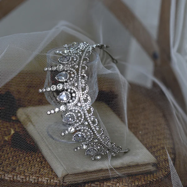 Charmant Zilveren Kristal Rhinestone Huwelijk Tiara 2022 Zirkonium Legering Bruids Haaraccessoires