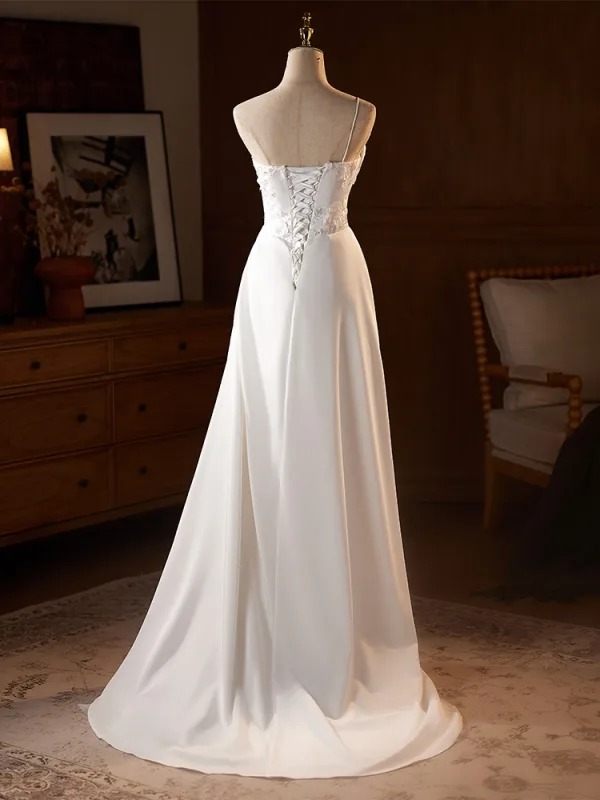Schöne Weiß Spitze Blumen Applikationen Satin Leichtes Brautkleider / Hochzeitskleider 2025 A Linie Spaghettiträger Ärmellos Rückenfreies Sweep / Pinsel Zug Hochzeit