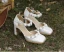 Elegante Weiß Knöchelriemen Applikationen Brautschuhe 2023 Leder 8 cm Thick Heels Quadratische Zehe Hochzeit Sandaletten Hochhackige