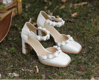 Élégant Blanche Bride Cheville Appliques Chaussure De Mariée 2023 Cuir 8 Cm Talons Épais Pied Carré Mariage Sandales Talons Hauts